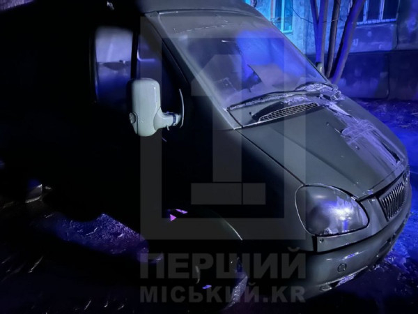 У Кривому Розі на вулиці Вадима Гурова вщент згорів припаркований мікроавтобус1