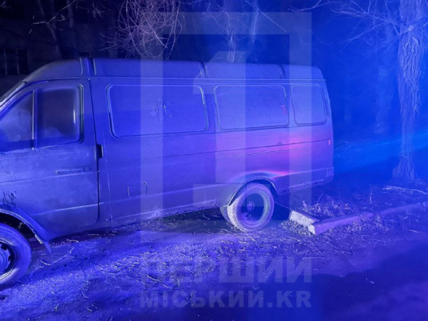 У Кривому Розі на вулиці Вадима Гурова вщент згорів припаркований мікроавтобус0