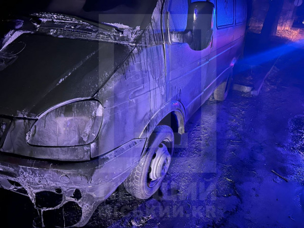 У Кривому Розі на вулиці Вадима Гурова вщент згорів припаркований мікроавтобус3