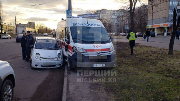 У Кривому Розі на вулиці Володимира Великого зіткнулися легковий автомобіль та швидка0