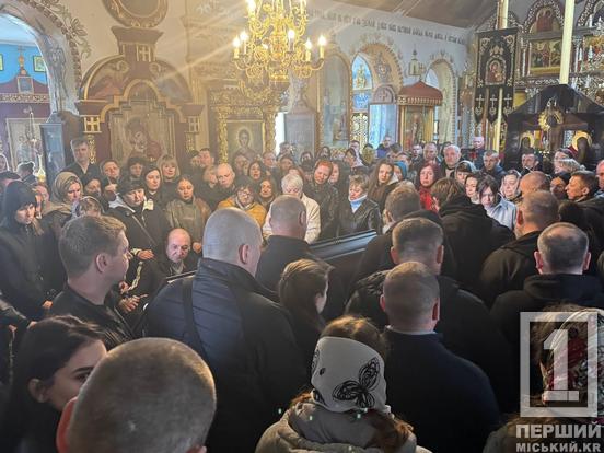 У Кривому Розі попрощалися з 28-річним Антоном Пономаренком, який загинув під час атаки на підприємство5