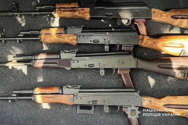 У Кривому Розі судитимуть трьох чоловіків за незаконний збут вогнепальної зброї та боєприпасів1