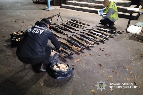 У Кривому Розі судитимуть трьох чоловіків за незаконний збут вогнепальної зброї та боєприпасів0