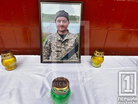 У Кривому Розі відкрили меморіальні дошки захисникам Дмитру Рущаку, Денису Слюсарю та Олегу Чувпилу3