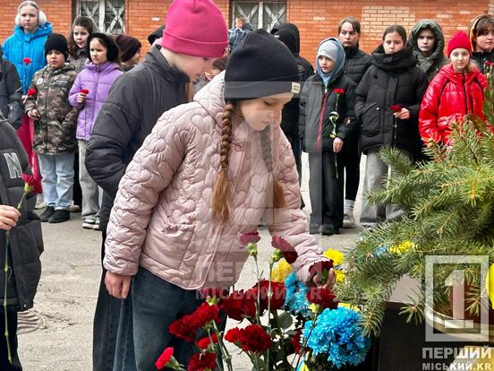 У Кривому Розі відкрили меморіальні дошки захисникам Дмитру Рущаку, Денису Слюсарю та Олегу Чувпилу11