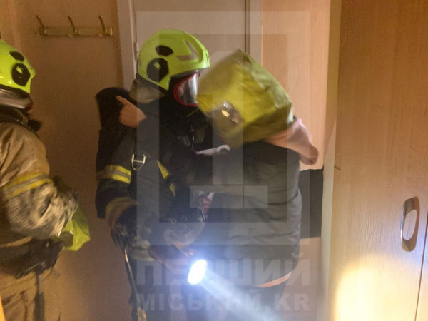 У Кривому Розі з багатоповерхівки врятували 15 людей під час пожежі3