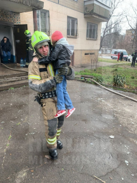 У Кривому Розі з багатоповерхівки врятували 15 людей під час пожежі4