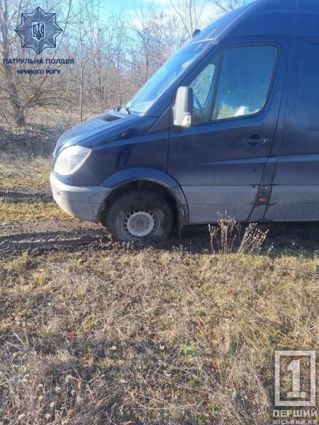 У пастці на бездоріжжі: криворізькі патрульні допомогли водієві витягти автівку1