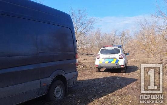 У пастці на бездоріжжі: криворізькі патрульні допомогли водієві витягти автівку