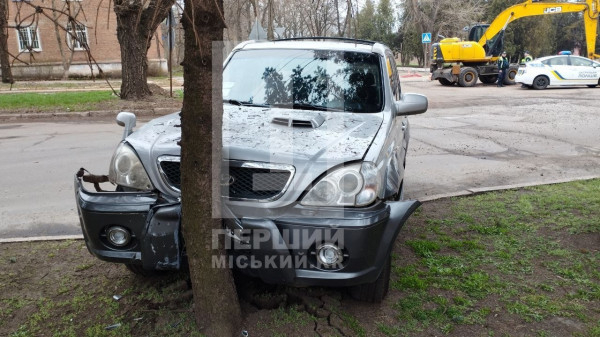 У Покровському районі неподалік шахти «Ювілейна» автомобіль збив жінку та врізався у дерево2