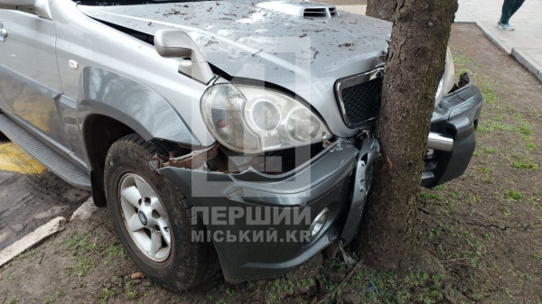 У Покровському районі неподалік шахти «Ювілейна» автомобіль збив жінку та врізався у дерево1