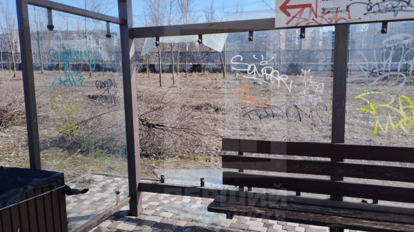 У Саксаганському районі вандали розтрощили зупинку біля лікарні0