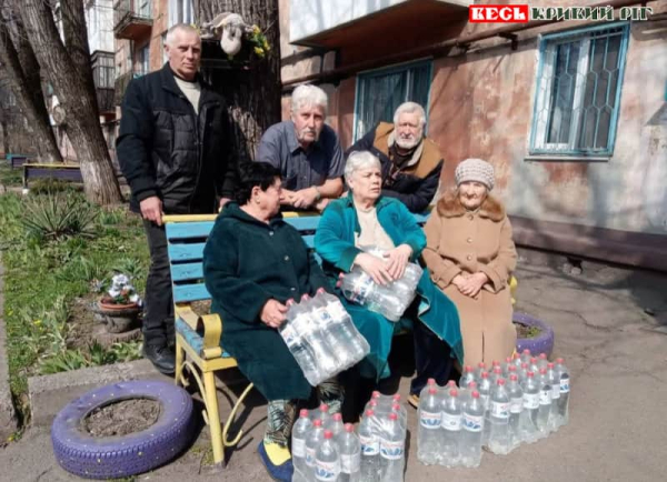 Літні люди отримали воду від Ольги Бабенко в Кривому Розі