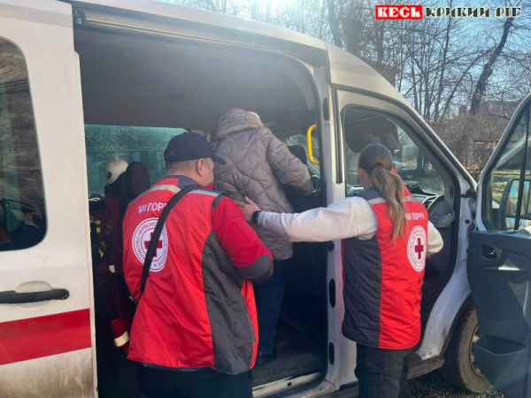 Червоний Хрест транспортував пенсіонерку до місця призначення в Кривому Розі