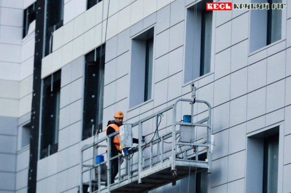 Фасадні роботи на корпусі тисячки в Кривому Розі коштом облбюджету