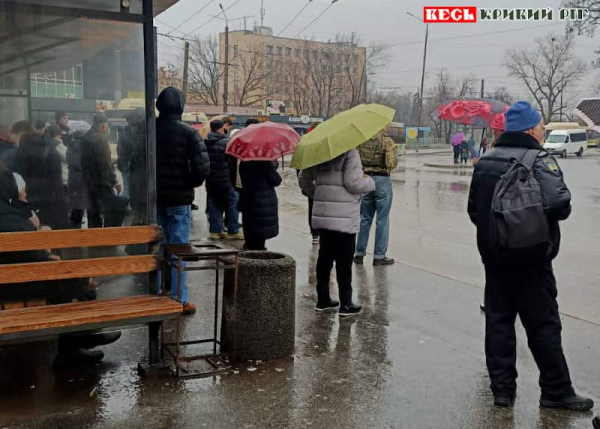Пасажири на зупинці на площі Визволення в Кривому Розі