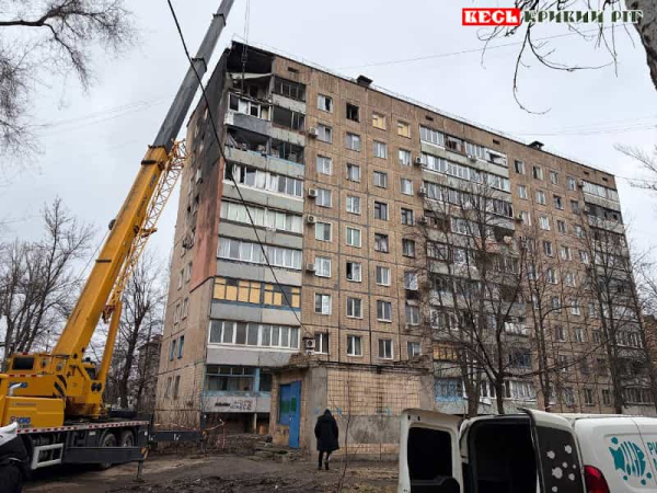 Комунальники працюють на місці прильоту шахеда по 9-поверхівці в Кривому Розі