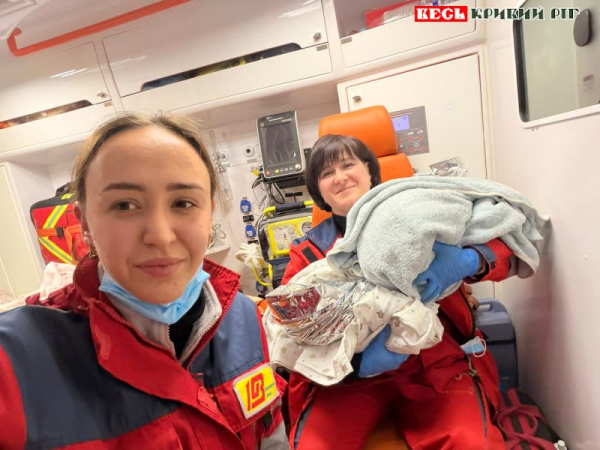 Медики ЕМД доправили породіль з двома дітьми до лікарні в Кривому Розі