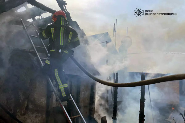 В одному з районів Дніпропетровщини рятувальники гасили пожежу на території одразу трьох приватних домоволодінь1