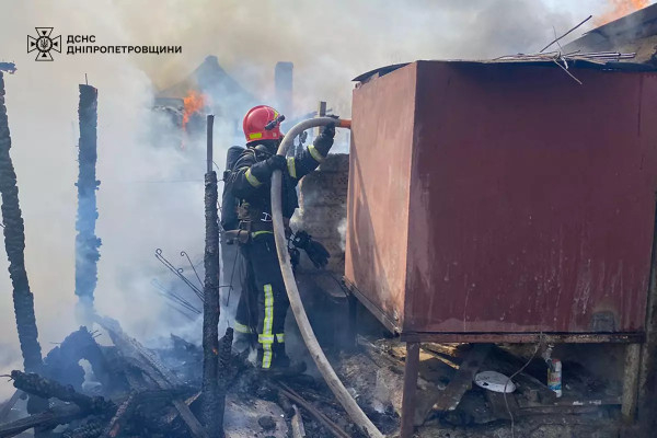 В одному з районів Дніпропетровщини рятувальники гасили пожежу на території одразу трьох приватних домоволодінь2