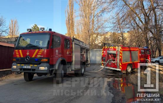 Вибух та стовп диму: у Металургійному районі Кривого Рогу палав гараж з автівкою