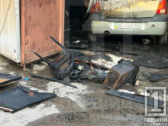 Вибух та стовп диму: у Металургійному районі Кривого Рогу палав гараж з автівкою3