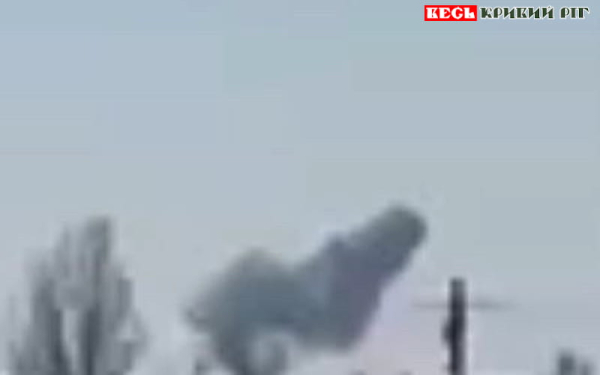 Дим над місцем прильоту шахедів по підприємству в Кривому Розі