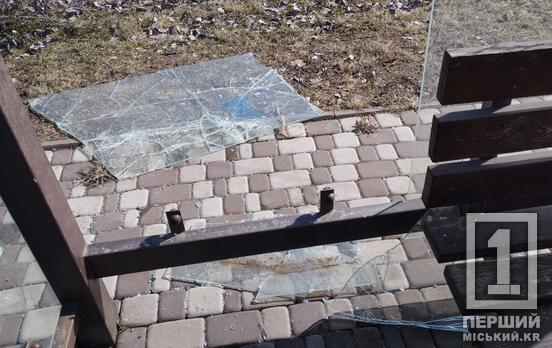Вітер в спину і друзки на асфальті: у Кривому Розі понівечили зупинку біля «тисячки»