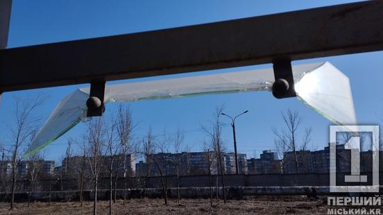 Вітер в спину і друзки на асфальті: у Кривому Розі понівечили зупинку біля «тисячки»1