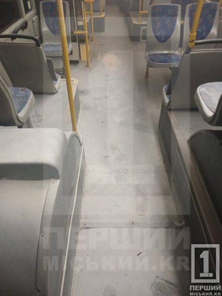 Влаштували хаос і втекли: на «Універмазі» підлітки зірвали рейс тролейбуса1