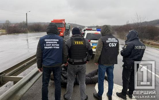 Запропонував 4 тис доларів і опинився в кайданках: жителя Дніпропетровщини затримали на спробі підкупу прикордонника