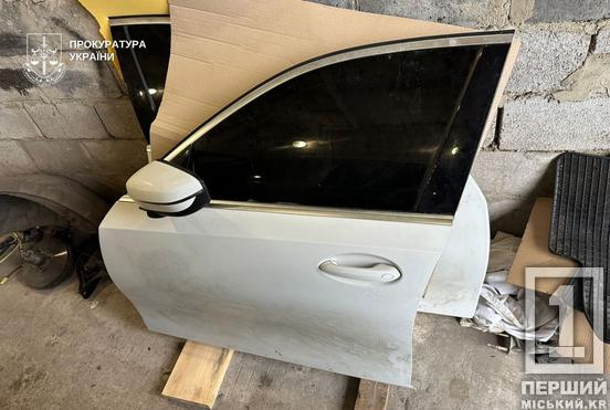 Знімали фари та радари у темряві ночі: двоє чоловіків перепродували крадені автозапчастини через СТО у Кривому Розі4