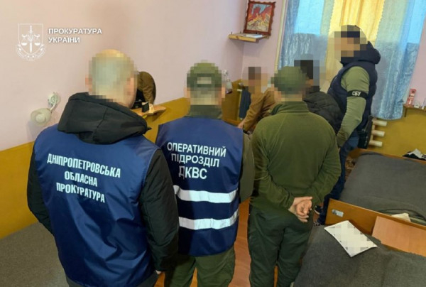 17,5 тис. євро за незаконний виїзд з України: у Дніпрі викрили злочинну групу, серед підозрюваних — засуджений1