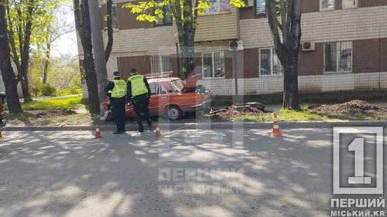 Автівка врізалася в стовп: на Гурова рятувальники діставали водія з розтрощеного авто1