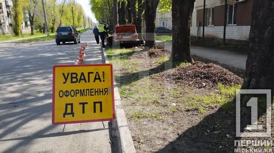 Автівка врізалася в стовп: на Гурова рятувальники діставали водія з розтрощеного авто4