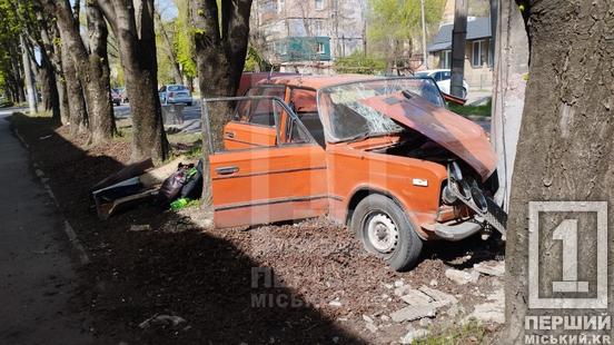 Автівка врізалася в стовп: на Гурова рятувальники діставали водія з розтрощеного авто3