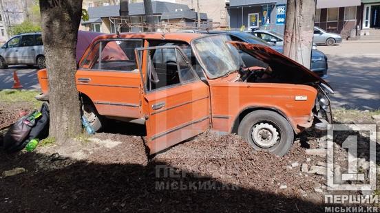 Автівка врізалася в стовп: на Гурова рятувальники діставали водія з розтрощеного авто2