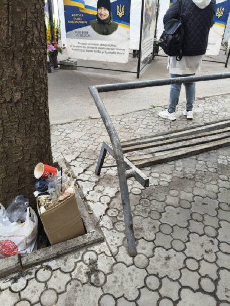 Біля Кубів пам’яті в Кривому Розі знову насмітили1