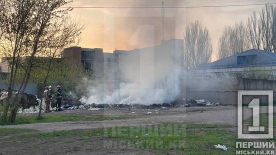 Чорний дим над Соцмістом: у Кривому Розі невідомі підпалили шини неподалік житлових будинків2