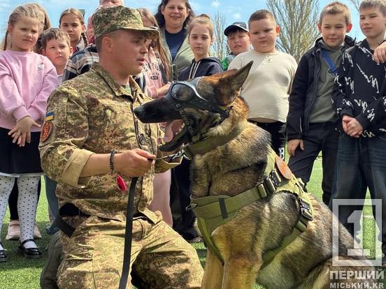 Чотирилапі захисники в гостях у школярів: у Кривому Розі нацгвардійці провели «Урок мужності»1
