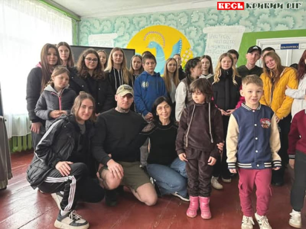 Андрій Ференчук з учнями Жовтянського ліцею в Криворізькому районі