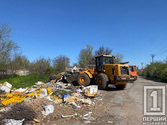 Дорога звузилася на півтора метра через мотлох: на Магістральній ліквідували величезне звалище1