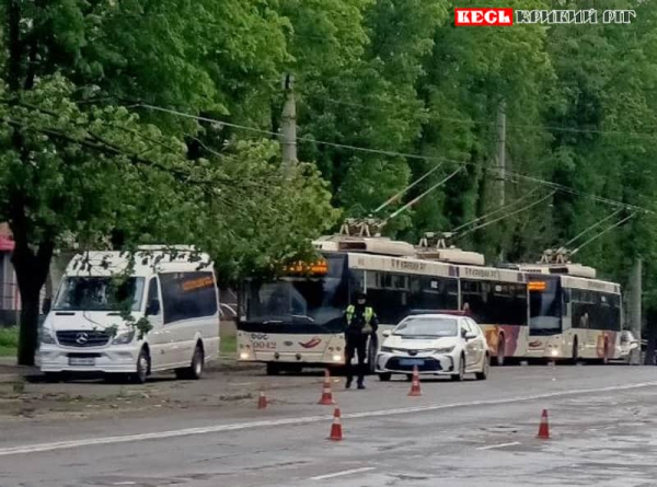 Тролейбуси стоять на пр. Миру в Кривому Розі &ndash; гілка впала на контактну мережу