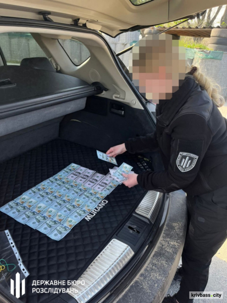 Хабар на трасі: у Кривому Розі затримали поліцейську, яка «продавала» фіктивну службу в штурмовому батальйоні2