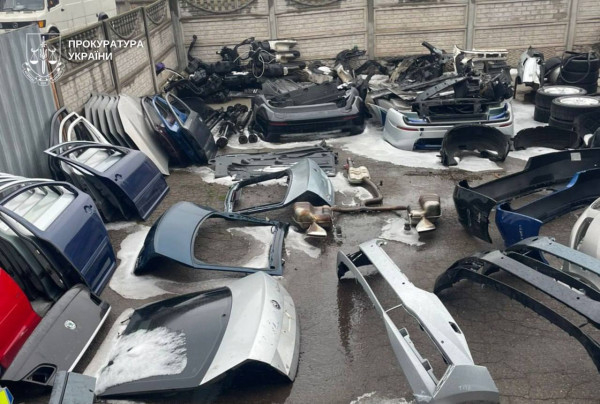 Крадіжки автозапчастин на мільйони: у Дніпрі викрили злочинну схему2