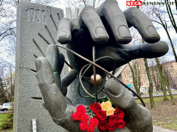 Пам&rsquo;ятник чорнобильцям в сквері Героїв в Кривому Розі