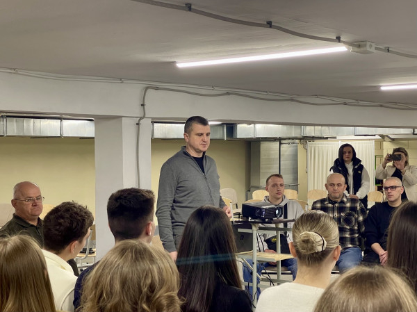 Криворізька молодь та захисники провели дискусію у межах проєкту «Спілкуй.Ветеран»1