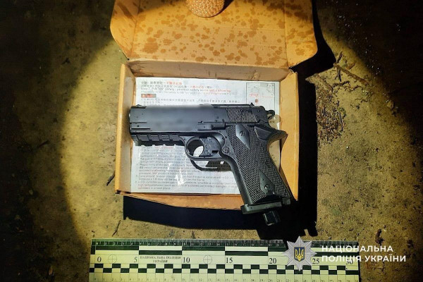 Криворізькі поліцейські затримали 18-річного хлопця, який поцілив у дівчину з пневматичного пістолета2
