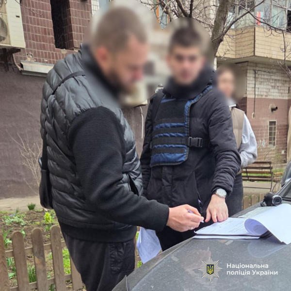 На Дніпропетровщині викрили телефонних шахраїв, які привласнювали кошти громадян через перевипуск SIM-карт3