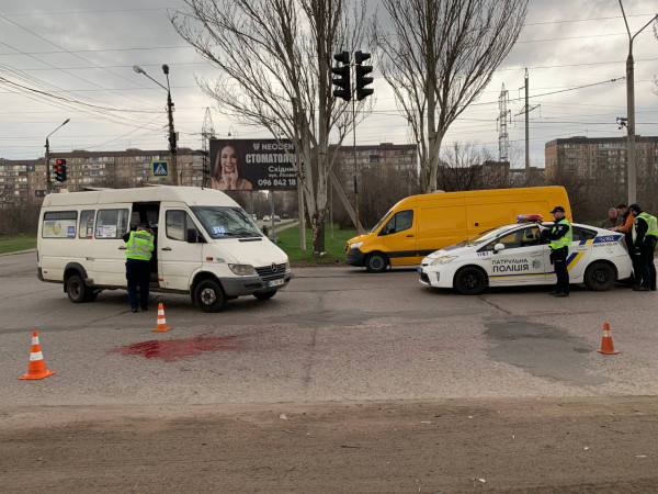 На Вечірньому бульварі маршрутне таксі збило пішохода1
